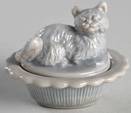 Animals & Figurines #235 Kitten on Basket
