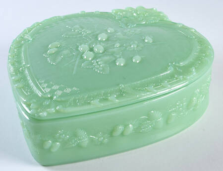 Jadeite Small Heart Box & Lid