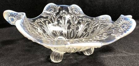 Pearl Flowers-White Opalescent Three-Toed Bowl