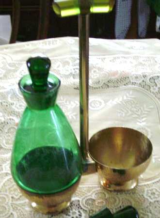 Emerald Glo Cruet Set & Metal Holder (2 Cruets & Metal Stand)