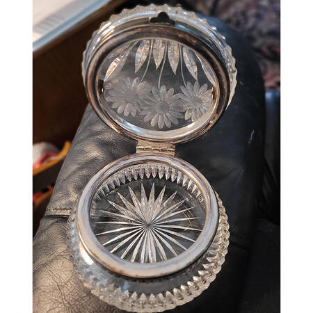 Daisy Round Box with Hinged Lid