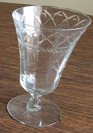 Cut 834 Footed Tumbler