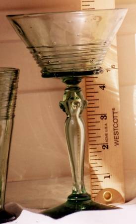 6359 Spanish Green Wine Glass