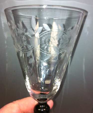 Cut 250 Black Water Goblet