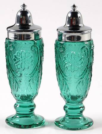Sandwich Spruce Green(Collection) Footed Shaker Set & Plastic Lids