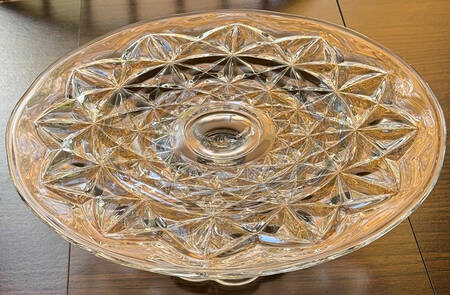 Williamsburg Pressed Round Cake Stand