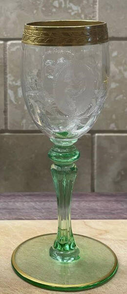 Psyche Green-Gold Wine Glass