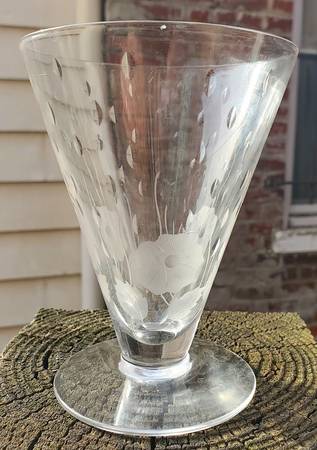 UNK167  Footed Tumbler