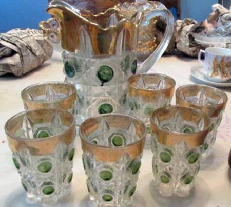 Bull's Eye and Daisy Green (Gold Trim) 40 Oz Pitcher