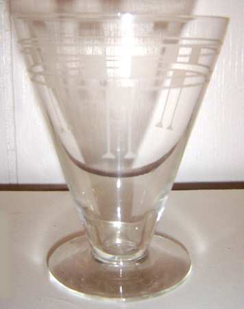 UNK935 Footed Tumbler