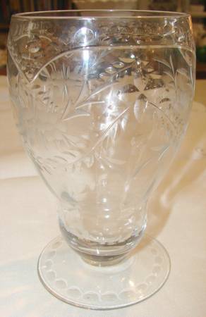 UNK2685 Footed Tumbler