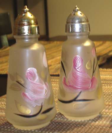 Rose Frosted Shaker Set & Plastic Lids