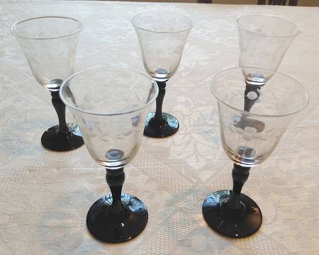 UNK6710 Black Wine Glass