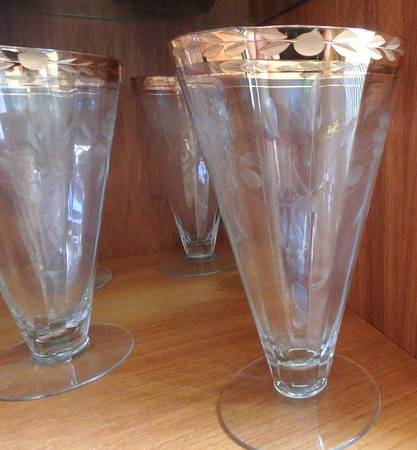 UNK7586 Footed Tumbler