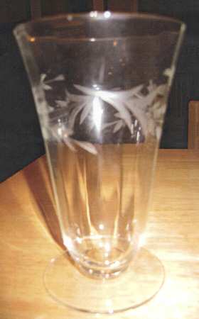 UNK9930 Footed Tumbler