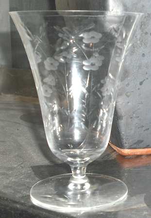 UNK9935 Footed Tumbler