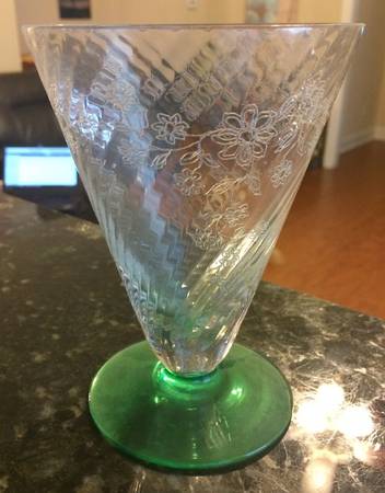 UNK16585 Footed Tumbler