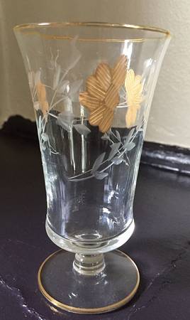 UNK16210 Footed Tumbler