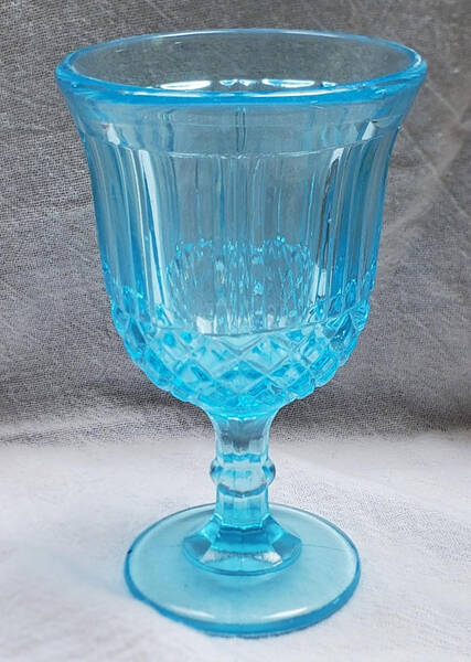 Sawtooth Blue Wine Glass