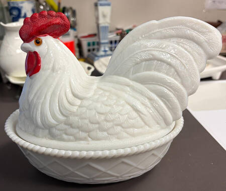 Animals & Figurines Milk Glass Rooster on Nest