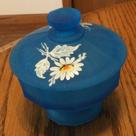 Daisy Decal Blue Mist Round Puff Box with Lid