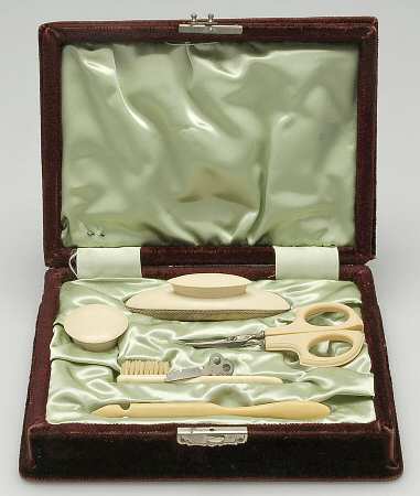 Stainless Hollowware 5 Piece Vanity Set with Case