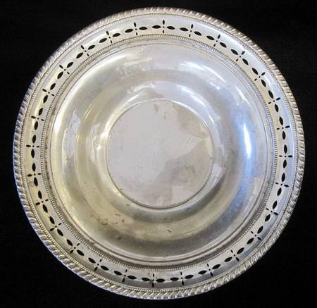 657 (Sterling, Hollowware) 9" Pierced Round Vegetable Bowl