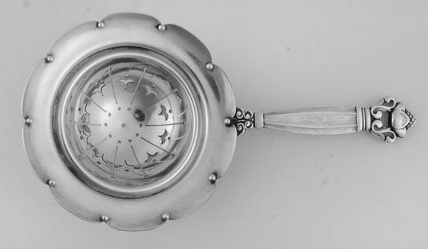 Acorn (Sterling, 1915) Solid Individual Overcup Tea Strainer