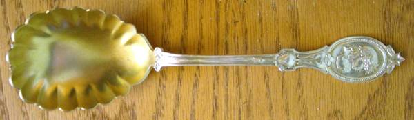 Medallion (Coin) Large Solid Berry/Casserole Spoon