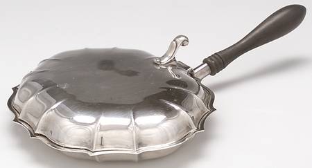 Chippendale (Silverplate, Hollowware, Four Toe) Silent Butler with Hinged Lid