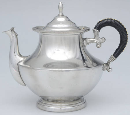 KUZ1 (Pewter, Hollowware) Black Handle Teapot