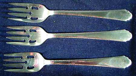 William & Mary (Sterling, 1921, No Monos) Large Ramekin Fork