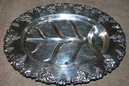 507E (Silverplate, Hollowware) Medium Plated Footed Meat Platter with Well
