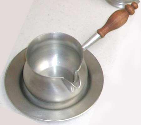 Yorktowne Gravy Boat with Attached Underplate