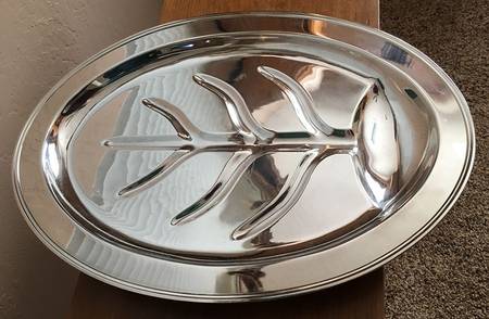 110 (Silverplate, Hollowware) 18" 4 Toed Meat Platter with Well