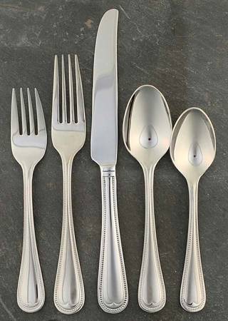 Elegant Bead-Hamilton-English Gentry (Stainless) 40 Piece Estate Set