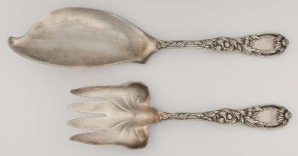 Chrysanthemum (Sterling, 1880) 2 Piece Large Solid Fish Serving Set