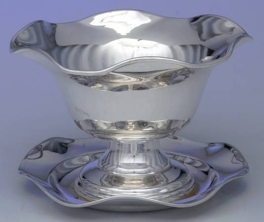 Silverplate Hollowware Sauce Boat W/Attached Underplate