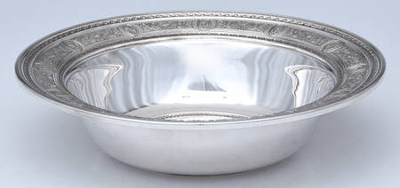 Wedgwood (Sterling, Hollowware, Geometric Base) 10" Round Vegetable Bowl