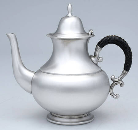 KUZ2 (Pewter, Hollowware) Black Handle Teapot