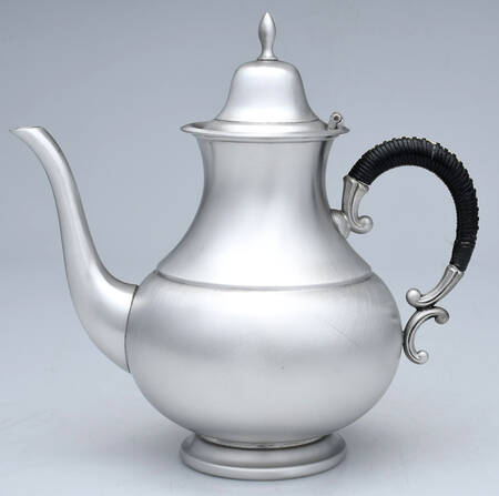 KUZ2 (Pewter, Hollowware) Black Handle Coffee Pot