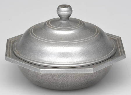 Colonial (Armetale, Hollowware) 1 Quart Round Covered Casserole