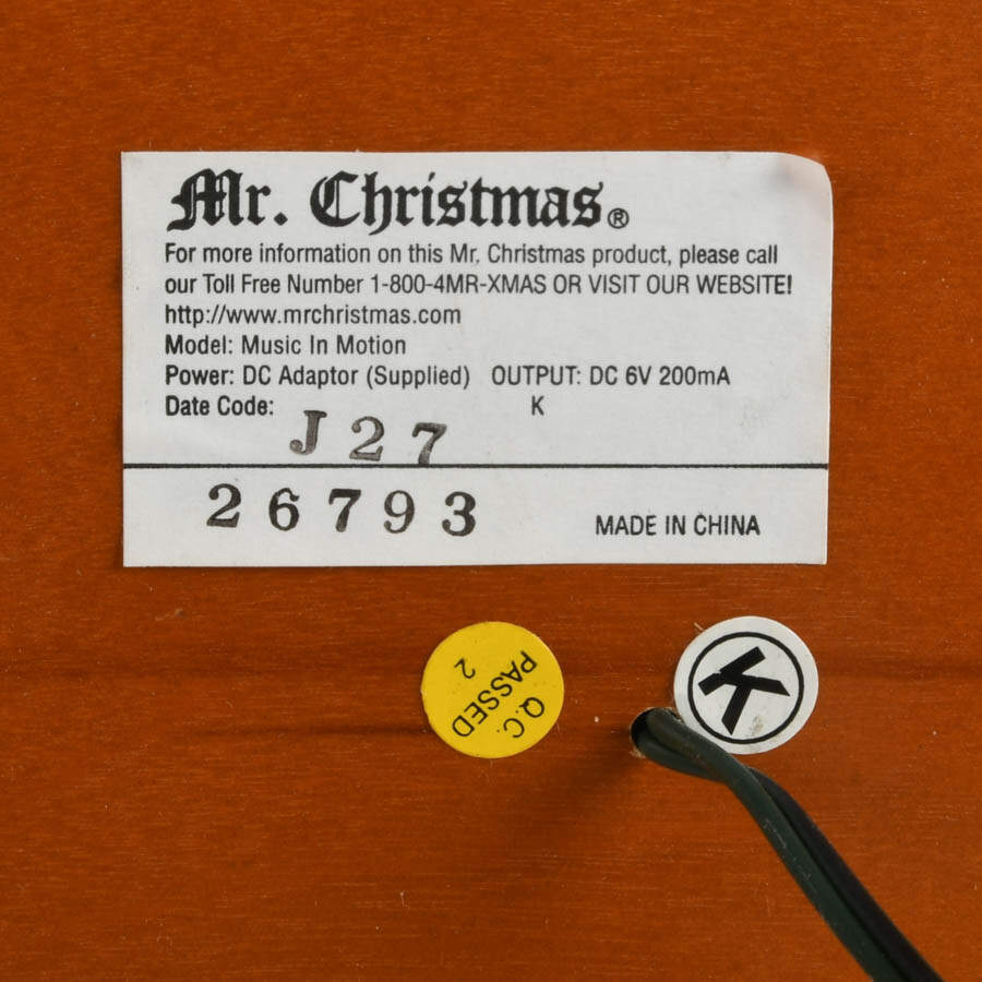 1990s Mr. Christmas Music in Motion Fifteen Song Music Box-11