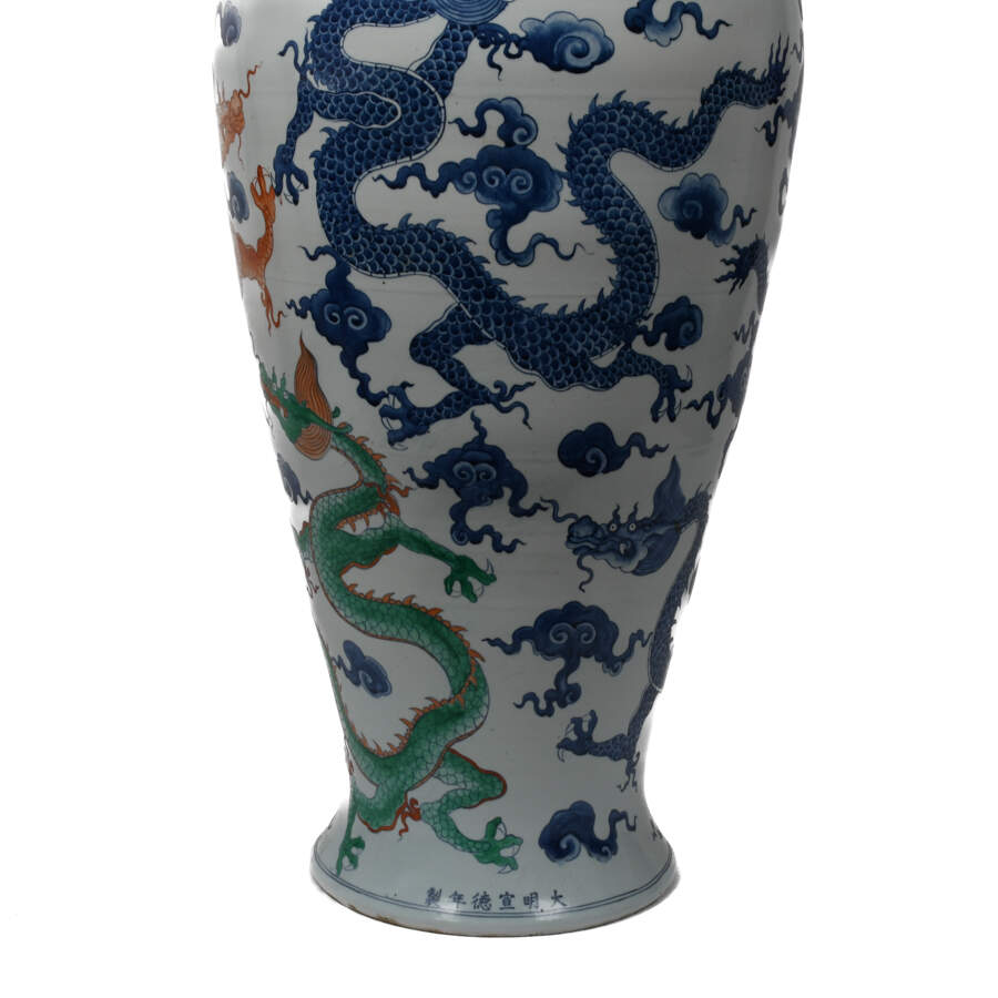 Monumental Chinese Vase Decorated with Dragons-4