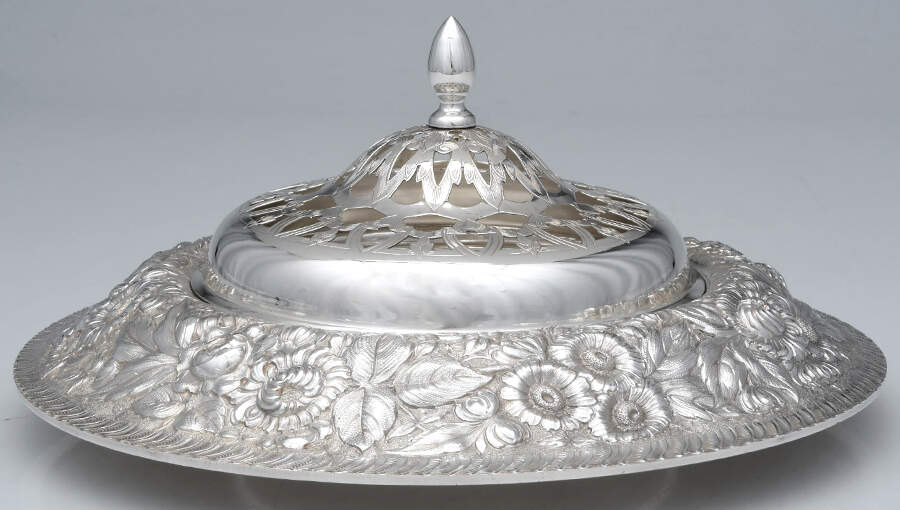 Repousse (Silverplate, Hollowware) Centerpiece with Silverplate Frog by Barbour Silver (USA)-1