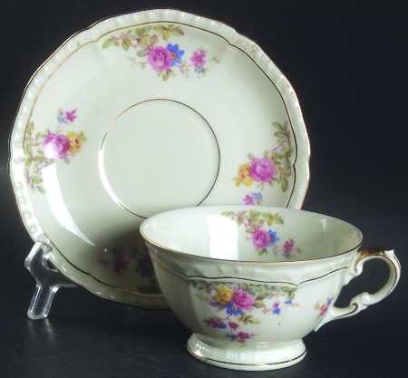 Rosari (Scalloped, Floral Bouquet) by Black Knight
