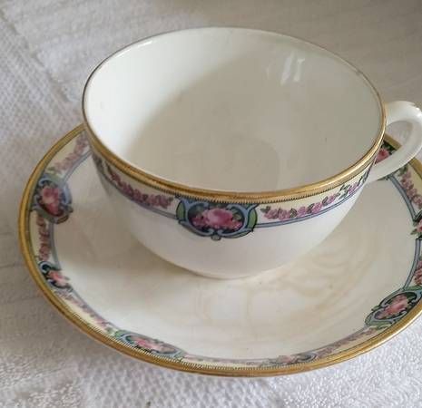 EAL31 by East Liverpool Potteries
