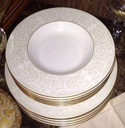 White Scroll Gold by Mikasa