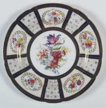 Paragon 8902 (Scalloped) Large Dinner Plate